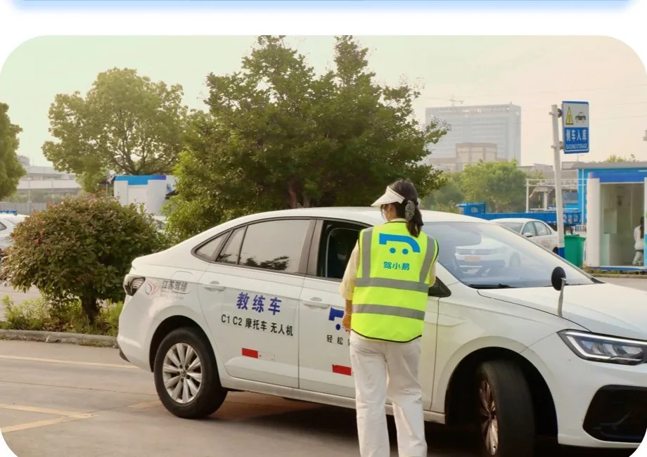 驾小易女教练陪练场景